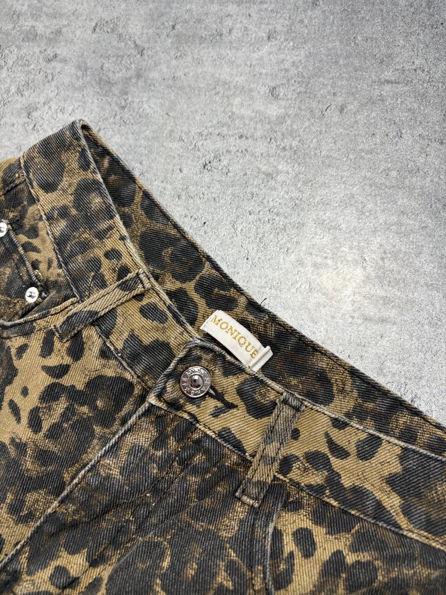 2000s Leopard print shorts